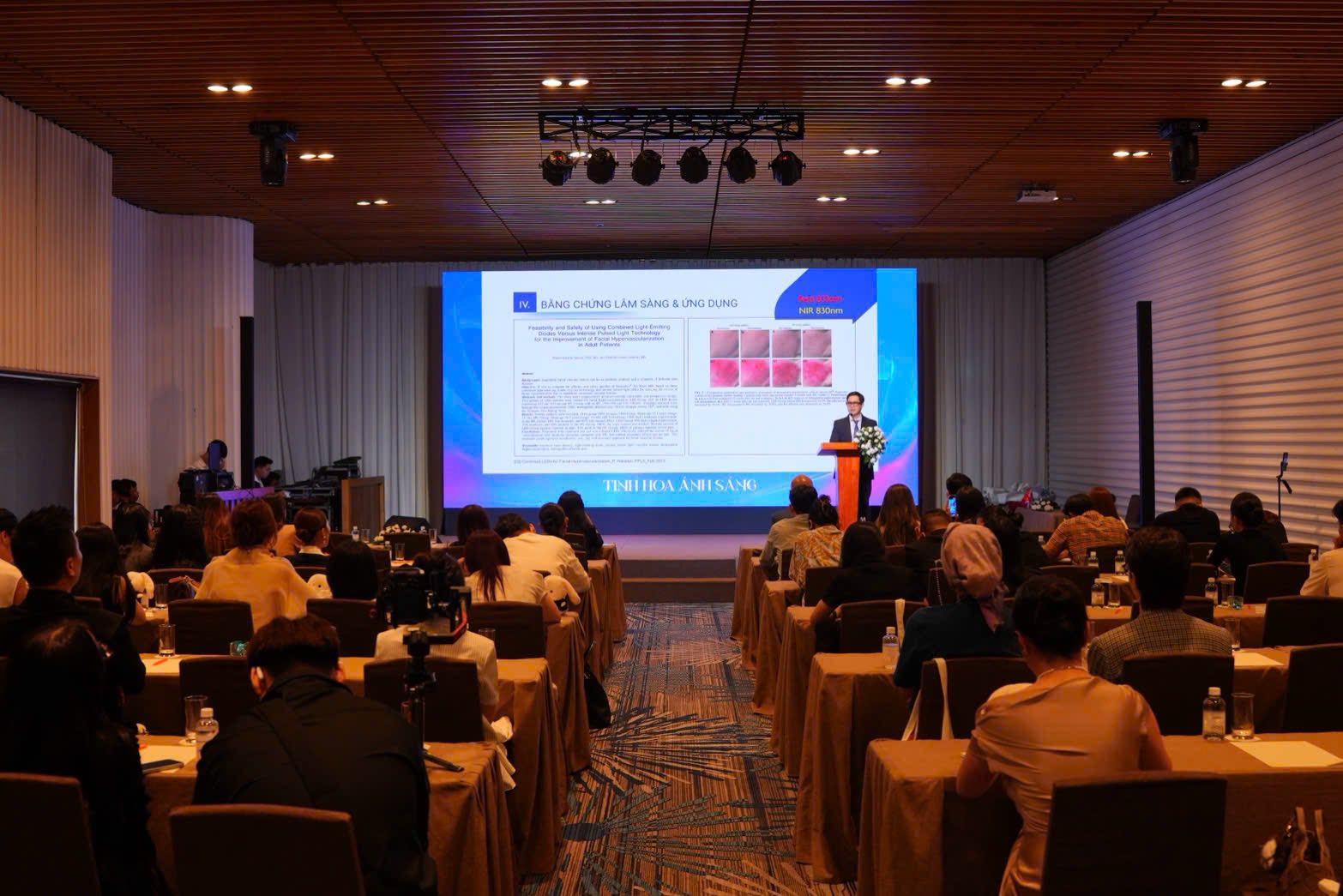 dermalux-tinh-hoa-anh-sang